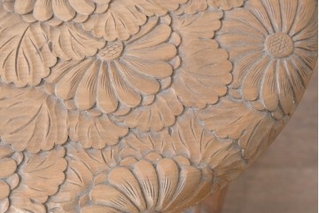 和製ヴィンテージ　日光彫り　花々を敷き詰めたような意匠が美しい花台と皿のセット　(R-091133)