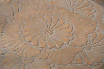和製ヴィンテージ　日光彫り　花々を敷き詰めたような意匠が美しい花台と皿のセット　(R-091133)