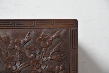 和製ヴィンテージ　日光彫り　梅の花と枝を大胆に描いたサイドチェスト　(R-091137)