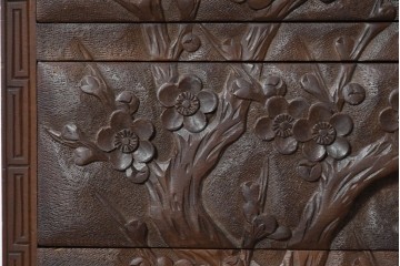和製ヴィンテージ　日光彫り　梅の花と枝を大胆に描いたサイドチェスト　(R-091137)