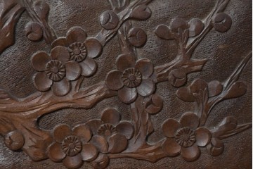 和製ヴィンテージ　日光彫り　梅の花と枝を大胆に描いたサイドチェスト　(R-091137)