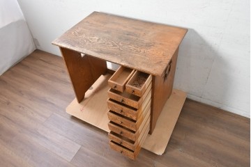 和製アンティーク　昭和初期から昭和中期　特注　逸品　職人手作り工芸家具　タモ材　玉杢　玉杢が美しい8杯の引き出しを備えた片袖机　(R-091138)