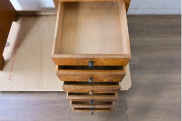 和製アンティーク　昭和初期から昭和中期　特注　逸品　職人手作り工芸家具　タモ材　玉杢　玉杢が美しい8杯の引き出しを備えた片袖机　(R-091138)