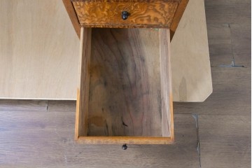 和製アンティーク　昭和初期から昭和中期　特注　逸品　職人手作り工芸家具　タモ材　玉杢　玉杢が美しい8杯の引き出しを備えた片袖机　(R-091138)