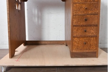 和製アンティーク　昭和初期から昭和中期　特注　逸品　職人手作り工芸家具　タモ材　玉杢　玉杢が美しい8杯の引き出しを備えた片袖机　(R-091138)