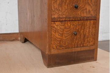 和製アンティーク　昭和初期から昭和中期　特注　逸品　職人手作り工芸家具　タモ材　玉杢　玉杢が美しい8杯の引き出しを備えた片袖机　(R-091138)