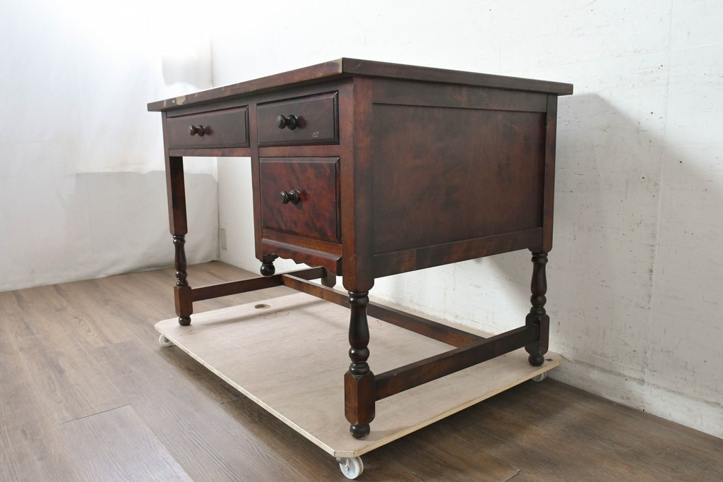 中古　国産職人手作り　樺(カバ)材　挽物脚が可愛らしい片袖机　(R-091139)
