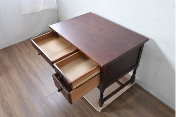 中古　国産職人手作り　樺(カバ)材　挽物脚が可愛らしい片袖机　(R-091139)