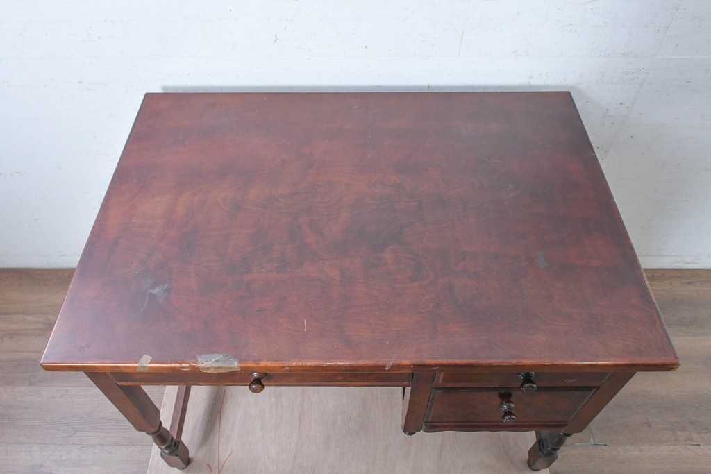 中古　国産職人手作り　樺(カバ)材　挽物脚が可愛らしい片袖机　(R-091139)