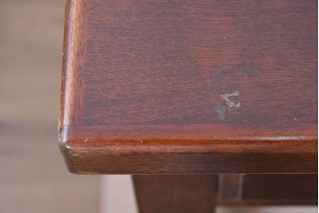 中古　国産職人手作り　樺(カバ)材　挽物脚が可愛らしい片袖机　(R-091139)