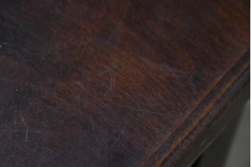 中古　国産職人手作り　樺(カバ)材　挽物脚が可愛らしい片袖机　(R-091139)