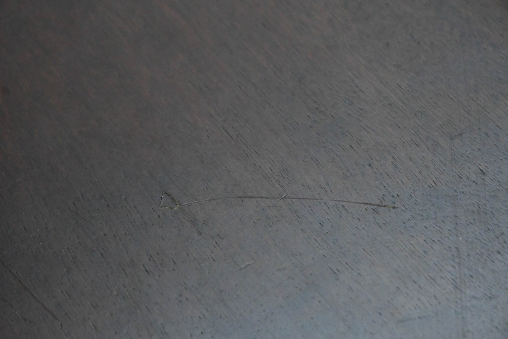 中古　国産職人手作り　樺(カバ)材　挽物脚が可愛らしい片袖机　(R-091139)