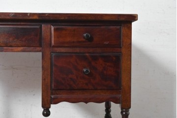 中古　国産職人手作り　樺(カバ)材　挽物脚が可愛らしい片袖机　(R-091139)