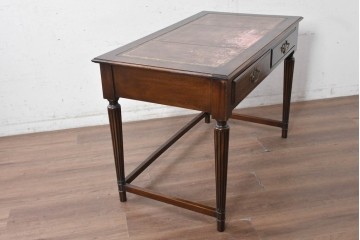 イギリスアンティーク　1930年から1940年頃　レザートップと縦溝彫りの脚が特徴のデスク　(R-091142)