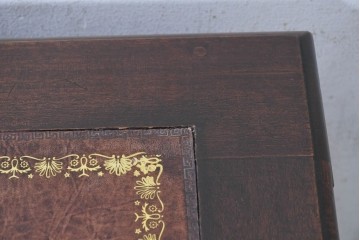 イギリスアンティーク　1930年から1940年頃　レザートップと縦溝彫りの脚が特徴のデスク　(R-091142)
