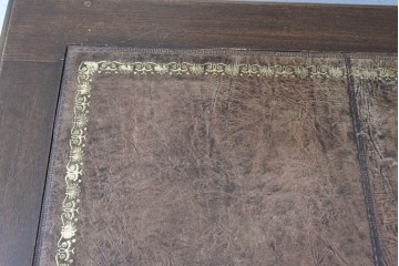 イギリスアンティーク　1930年から1940年頃　レザートップと縦溝彫りの脚が特徴のデスク　(R-091142)