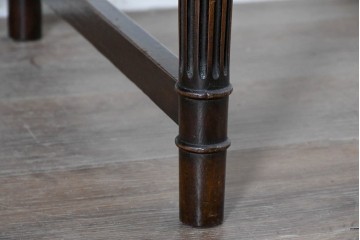 イギリスアンティーク　1930年から1940年頃　レザートップと縦溝彫りの脚が特徴のデスク　(R-091142)