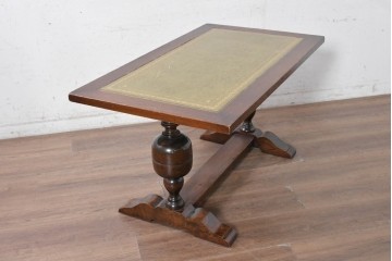 イギリスヴィンテージ　1950年頃　オーク材　金彩を施したグリーンのレザートップとバルボスレッグが特徴のセンターテーブル　(R-091143)