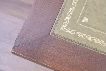 イギリスヴィンテージ　1950年頃　オーク材　金彩を施したグリーンのレザートップとバルボスレッグが特徴のセンターテーブル　(R-091143)