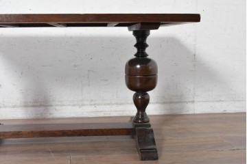 イギリスヴィンテージ　1950年頃　オーク材　金彩を施したグリーンのレザートップとバルボスレッグが特徴のセンターテーブル　(R-091143)