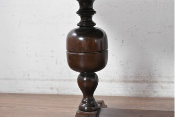 イギリスヴィンテージ　1950年頃　オーク材　金彩を施したグリーンのレザートップとバルボスレッグが特徴のセンターテーブル　(R-091143)