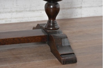 イギリスヴィンテージ　1950年頃　オーク材　金彩を施したグリーンのレザートップとバルボスレッグが特徴のセンターテーブル　(R-091143)