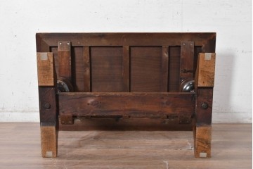 イギリスヴィンテージ　1950年頃　オーク材　金彩を施したグリーンのレザートップとバルボスレッグが特徴のセンターテーブル　(R-091143)