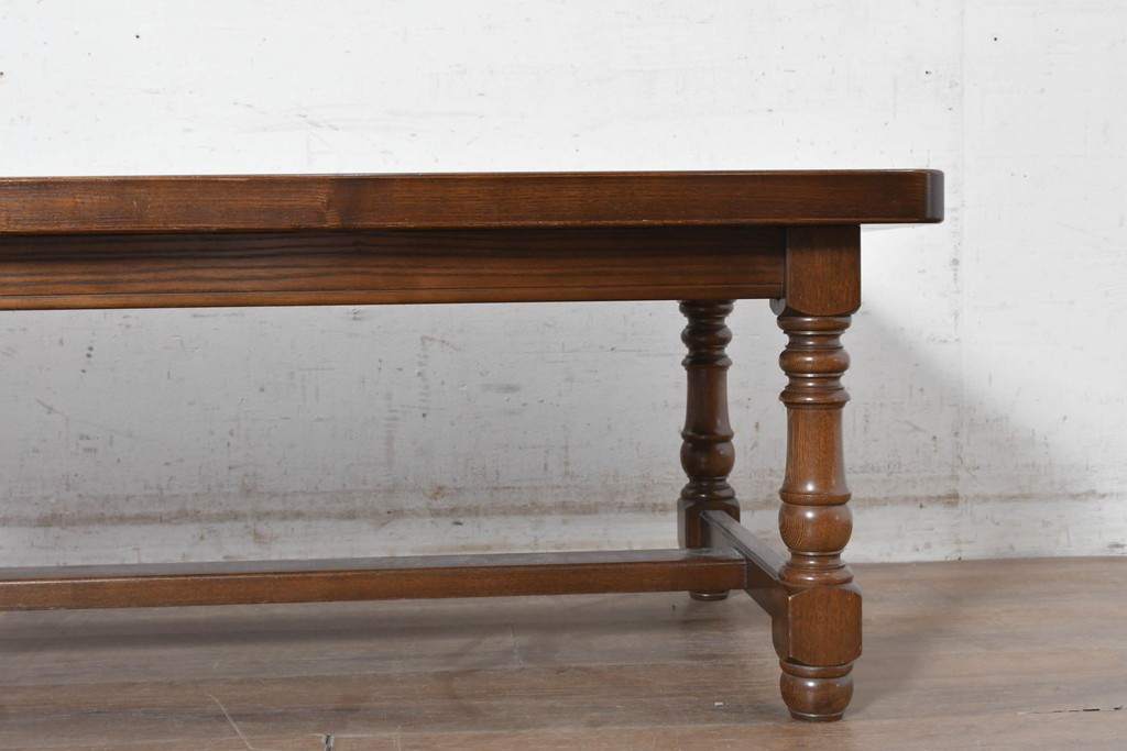 中古　横浜クラシック家具　ノックオンウッド(knockonwood)　コロニアルシリーズ　オーク無垢材　豊かな木目と挽物脚を楽しめるセンターテーブル　定価約26万円　(R-091144)