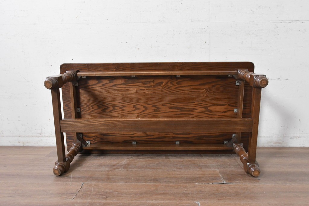 中古　横浜クラシック家具　ノックオンウッド(knockonwood)　コロニアルシリーズ　オーク無垢材　豊かな木目と挽物脚を楽しめるセンターテーブル　定価約26万円　(R-091144)