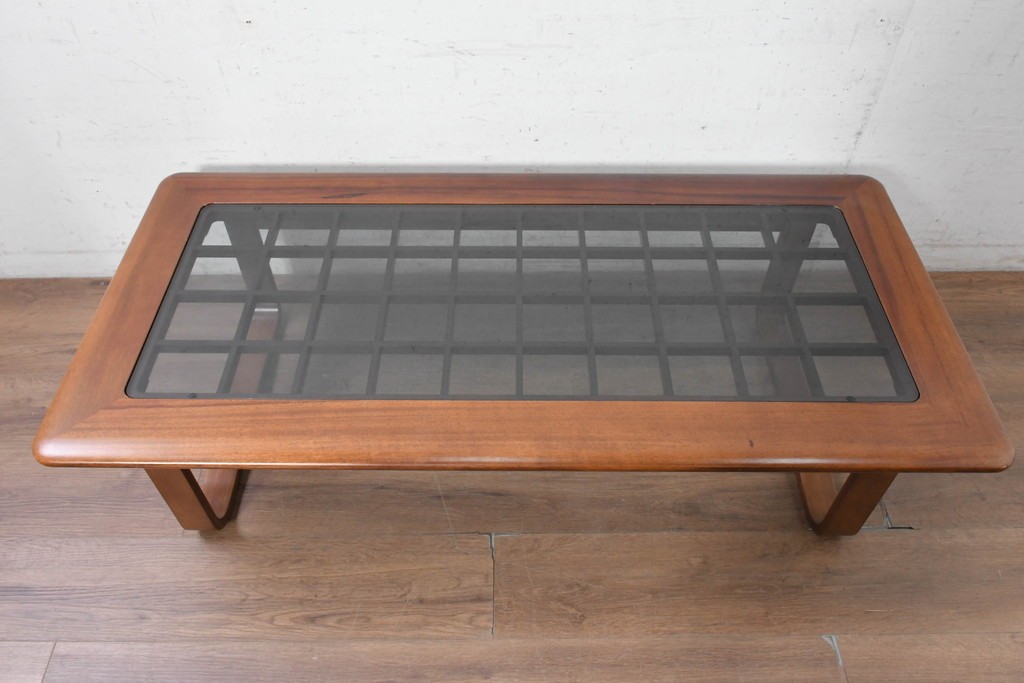 和製ヴィンテージ　1970年から1980年頃　富士ファニチア(FUJI FURNITURE)　ガラス天板越しに格子の意匠が広がるセンターテーブル　(R-091145)