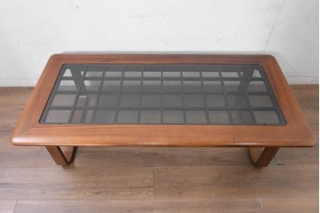 和製ヴィンテージ　1970年から1980年頃　富士ファニチア(FUJI FURNITURE)　ガラス天板越しに格子の意匠が広がるセンターテーブル　(R-091145)