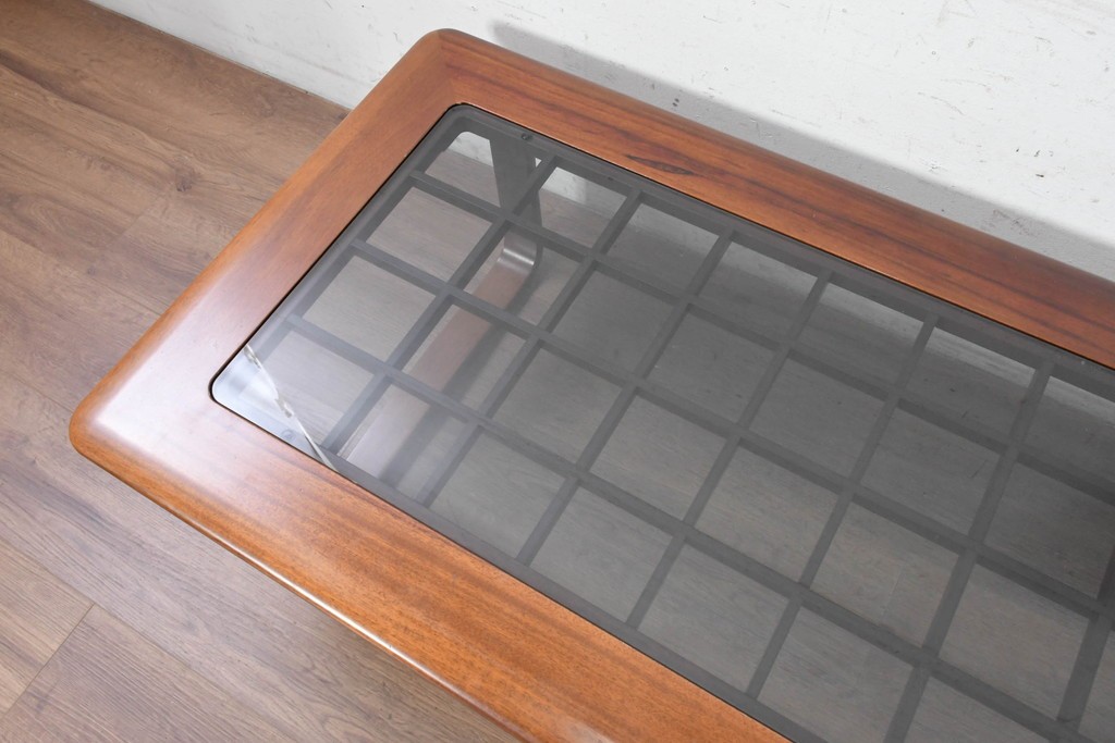 和製ヴィンテージ　1970年から1980年頃　富士ファニチア(FUJI FURNITURE)　ガラス天板越しに格子の意匠が広がるセンターテーブル　(R-091145)