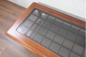 和製ヴィンテージ　1970年から1980年頃　富士ファニチア(FUJI FURNITURE)　ガラス天板越しに格子の意匠が広がるセンターテーブル　(R-091145)