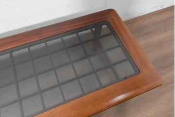 和製ヴィンテージ　1970年から1980年頃　富士ファニチア(FUJI FURNITURE)　ガラス天板越しに格子の意匠が広がるセンターテーブル　(R-091145)