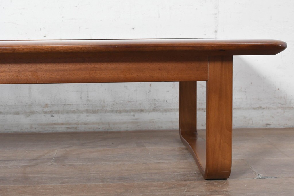 和製ヴィンテージ　1970年から1980年頃　富士ファニチア(FUJI FURNITURE)　ガラス天板越しに格子の意匠が広がるセンターテーブル　(R-091145)