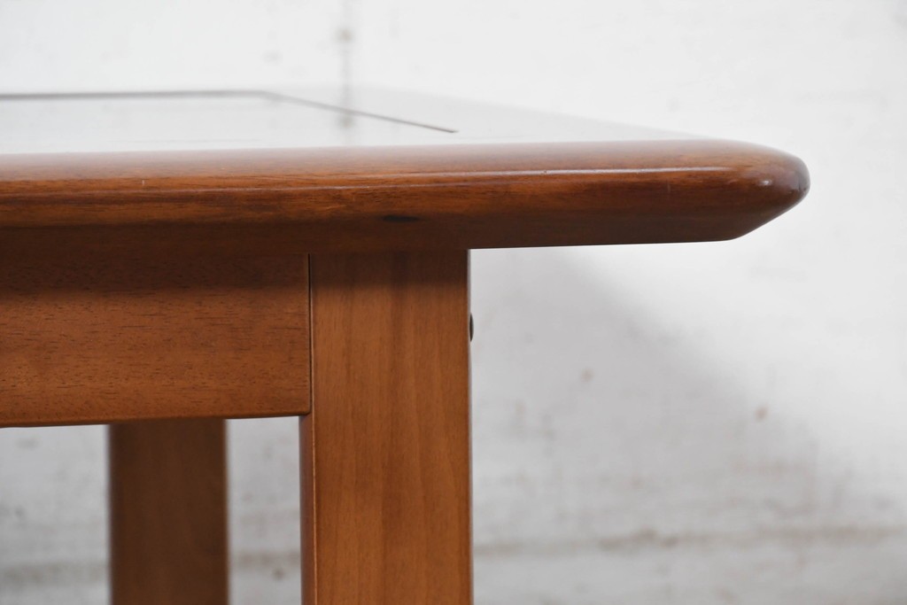 和製ヴィンテージ　1970年から1980年頃　富士ファニチア(FUJI FURNITURE)　ガラス天板越しに格子の意匠が広がるセンターテーブル　(R-091145)