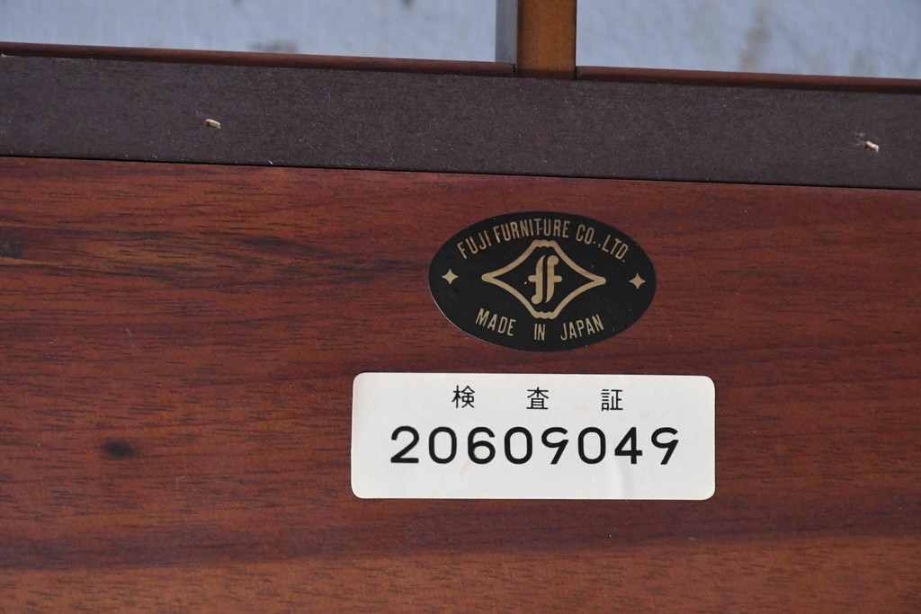 和製ヴィンテージ　1970年から1980年頃　富士ファニチア(FUJI FURNITURE)　ガラス天板越しに格子の意匠が広がるセンターテーブル　(R-091145)