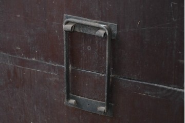 和製アンティーク　明治から大正期　会津箪笥　漆塗り　深い赤褐色と装飾金具が美しい重ね箪笥　(R-091147)