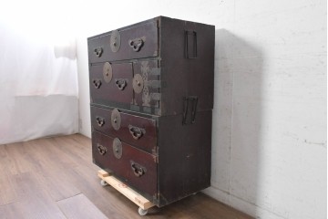 和製アンティーク　明治から大正期　会津箪笥　漆塗り　深い赤褐色と装飾金具が美しい重ね箪笥　(R-091147)