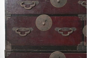 和製アンティーク　明治から大正期　会津箪笥　漆塗り　深い赤褐色と装飾金具が美しい重ね箪笥　(R-091147)