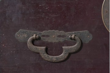 和製アンティーク　明治から大正期　会津箪笥　漆塗り　深い赤褐色と装飾金具が美しい重ね箪笥　(R-091147)