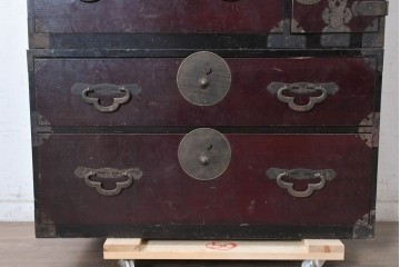 和製アンティーク　明治から大正期　会津箪笥　漆塗り　深い赤褐色と装飾金具が美しい重ね箪笥　(R-091147)