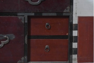 和製アンティーク　明治から大正期　会津箪笥　漆塗り　深い赤褐色と装飾金具が美しいローチェスト　(R-091148)