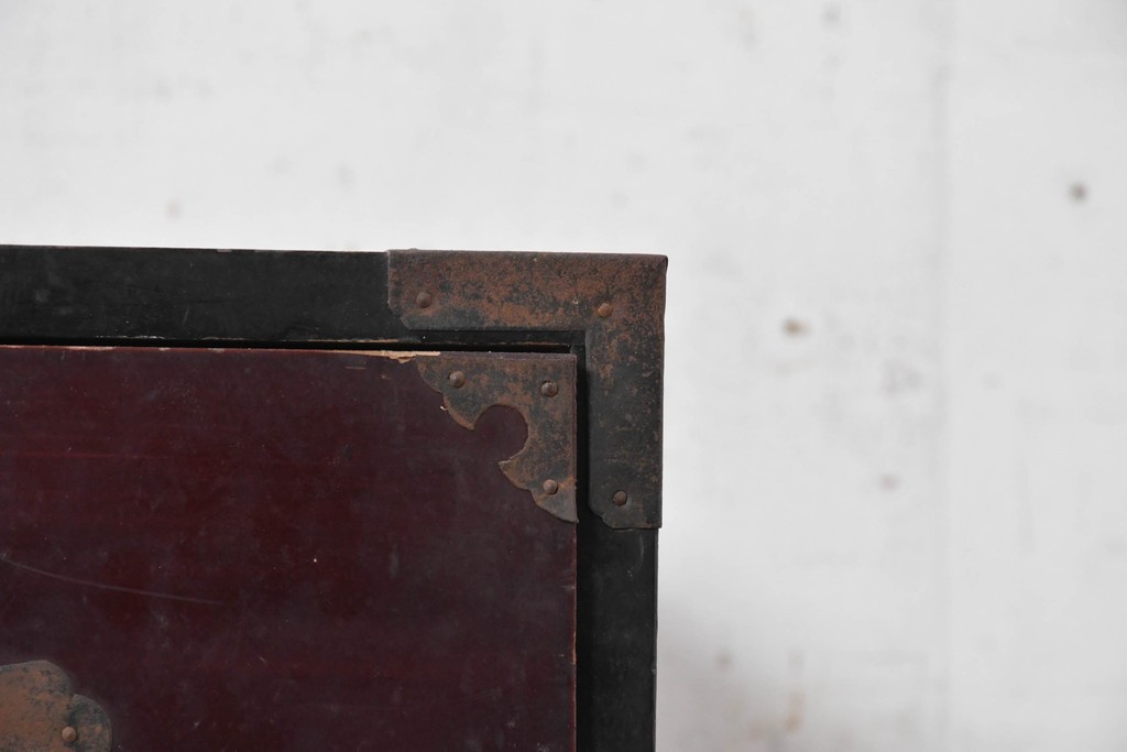 和製アンティーク　明治から大正期　会津箪笥　漆塗り　深い赤褐色と装飾金具が美しいローチェスト　(R-091148)