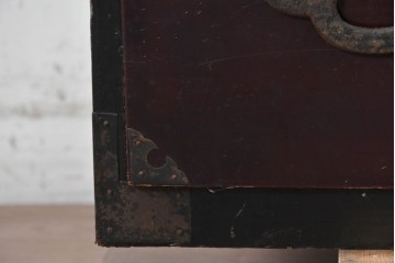 和製アンティーク　明治から大正期　会津箪笥　漆塗り　深い赤褐色と装飾金具が美しいローチェスト　(R-091148)