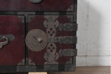 和製アンティーク　明治から大正期　会津箪笥　漆塗り　深い赤褐色と装飾金具が美しいローチェスト　(R-091148)