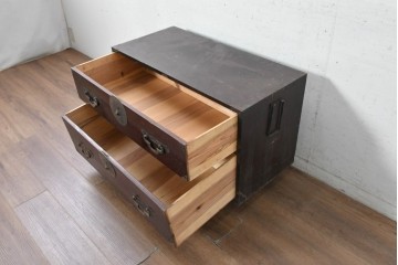 和製アンティーク　明治から大正期　会津箪笥　漆塗り　深い赤褐色と装飾金具が美しいローチェスト　(R-091149)