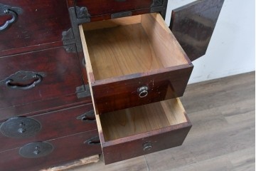 和製アンティーク　明治から大正期　美品　米沢箪笥　前面栗材　桜文様の丸金具が印象的な幅広サイズの重ね箪笥　(R-091150)