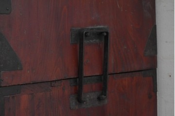 和製アンティーク　明治から大正期　美品　米沢箪笥　前面栗材　桜文様の丸金具が印象的な幅広サイズの重ね箪笥　(R-091150)
