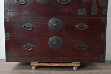 和製アンティーク　明治から大正期　美品　米沢箪笥　前面栗材　桜文様の丸金具が印象的な幅広サイズの重ね箪笥　(R-091150)